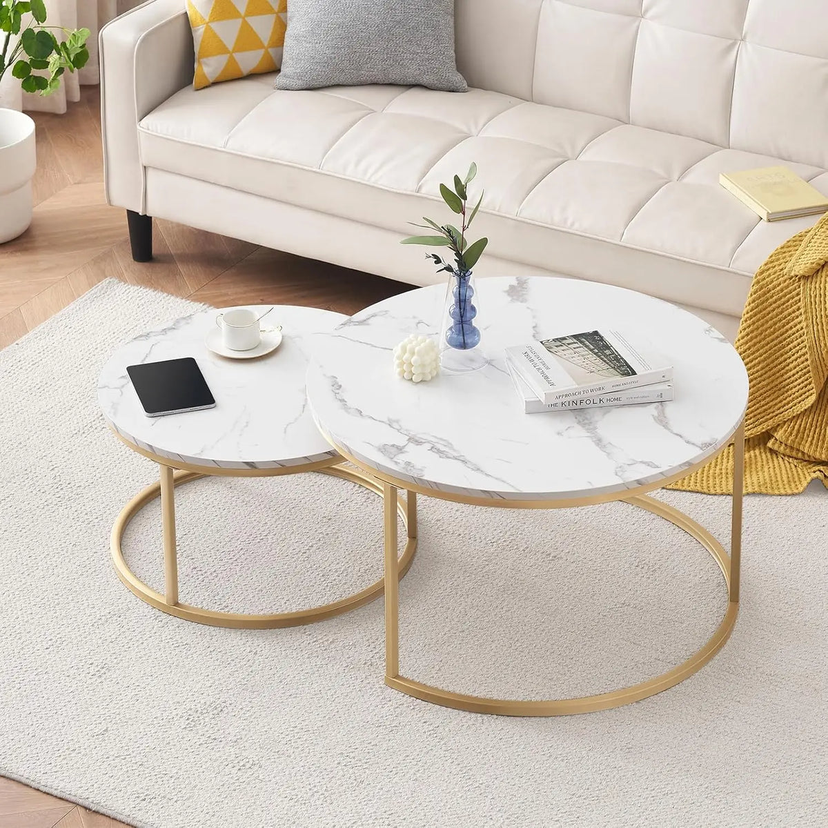 Tables gigognes rondes aspect marbre, cadre doré, lot de 2