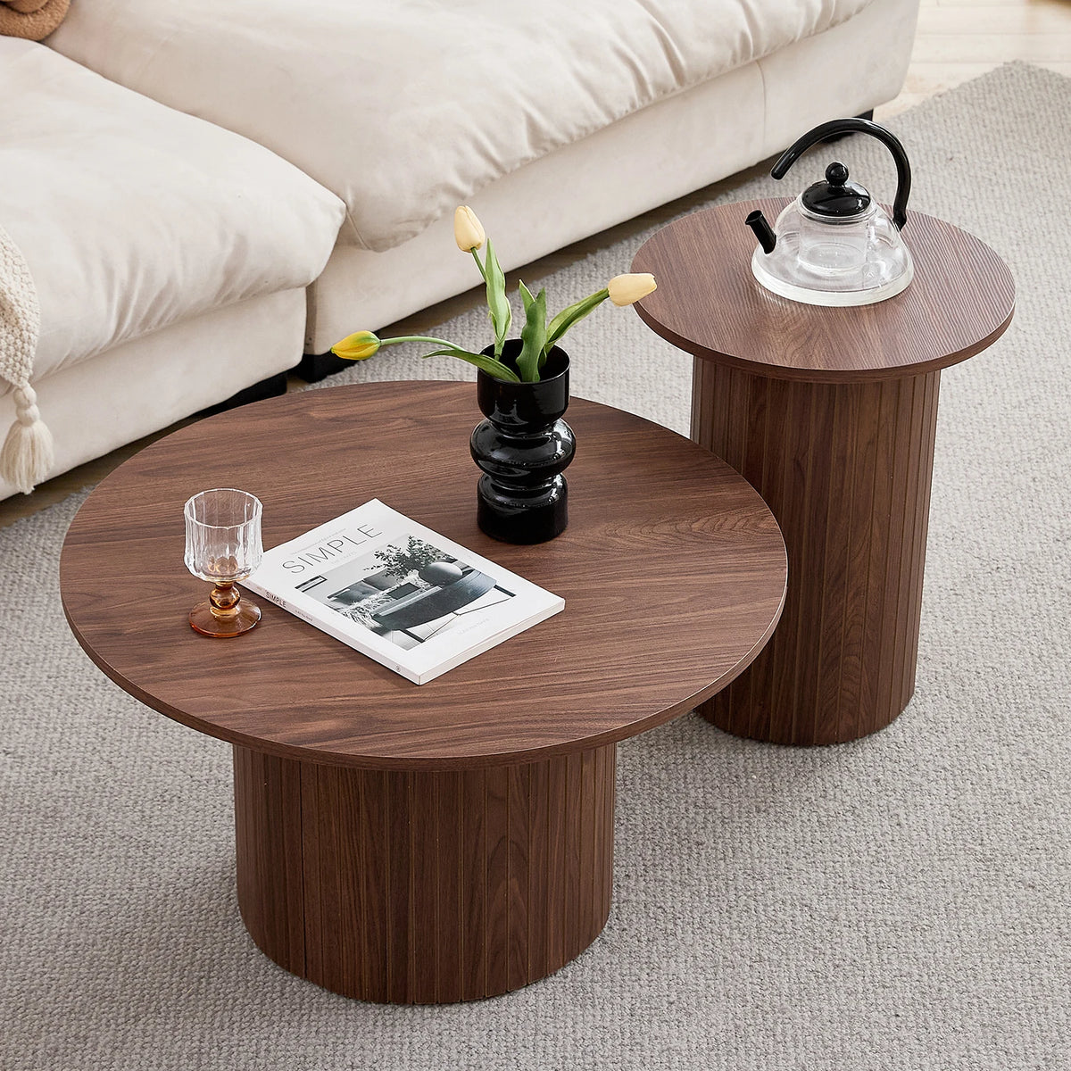Tables gigognes rondes Ø70 à socle cannelé, décor noyer, lot de 2