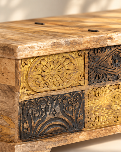 Table basse coffre sculptée manguier - détail sculpture