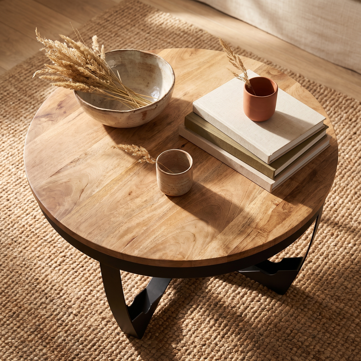 Table basse habillée de céramique, de livres et de lin