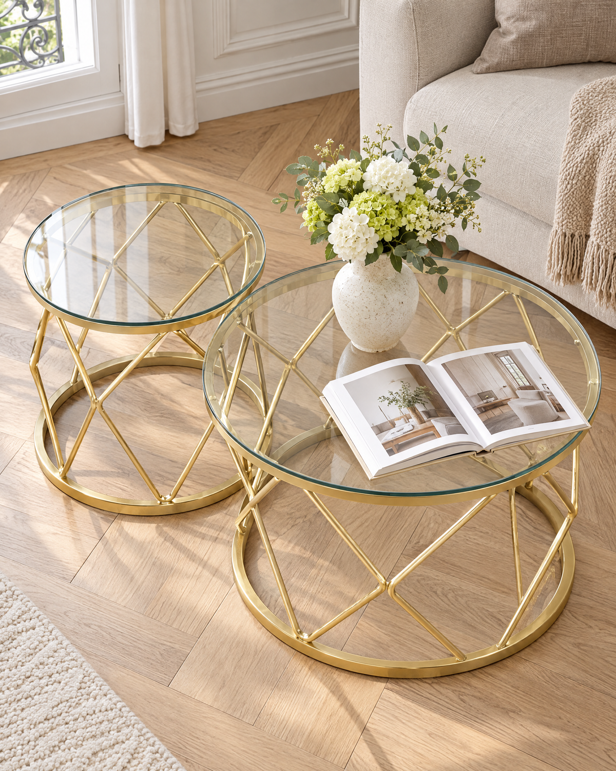 Tables rondes dorées en verre - vue plongeante
